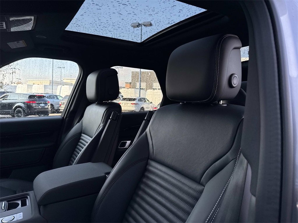 New 2025 Land Rover Discovery S image 21