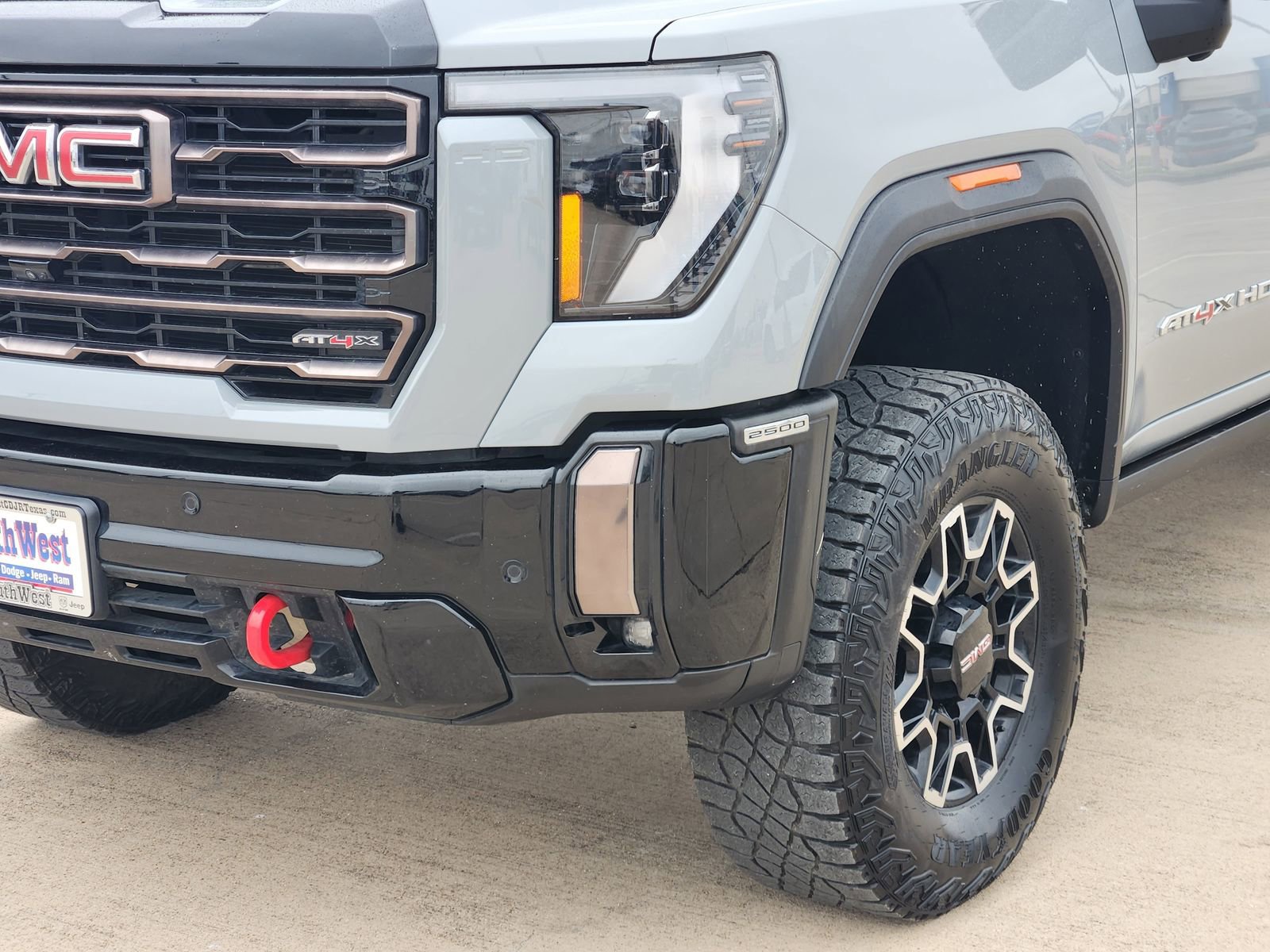 Used 2024 GMC Sierra 2500 AT4X image 9