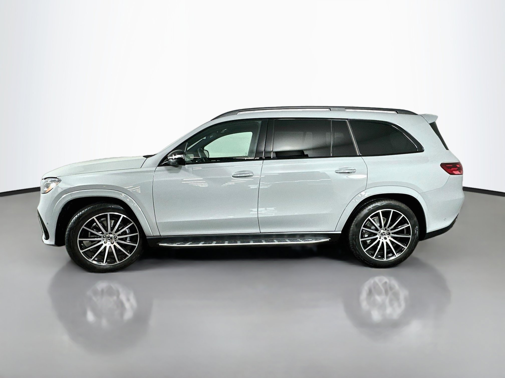 Used 2025 Mercedes-Benz GLS 580 4MATIC image 4