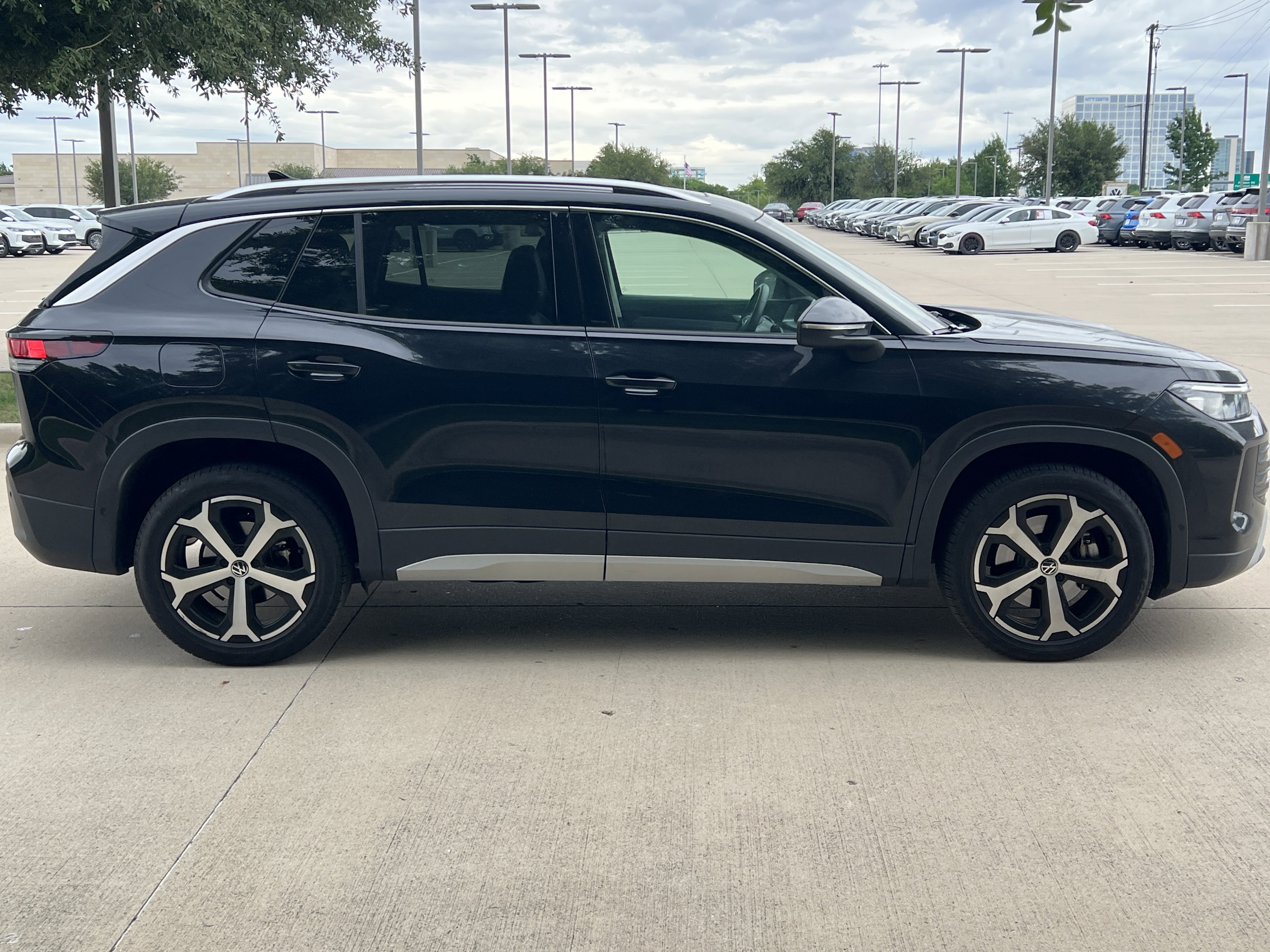 Certified 2025 Volkswagen Tiguan SE w/ Panoramic Sunroof Package AWD/4WD image 11