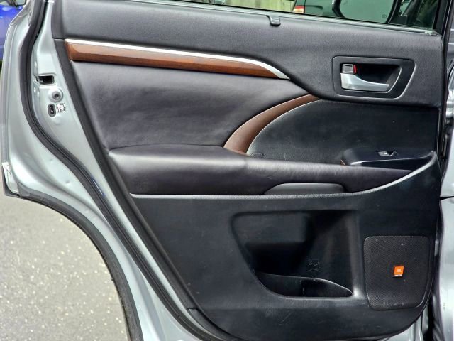 Used 2016 Toyota Highlander Limited Platinum image 29
