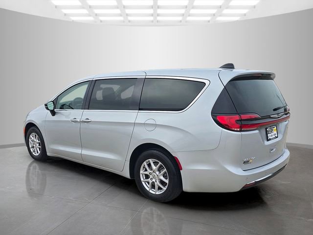 Used 2024 Chrysler Pacifica Touring-L image 10