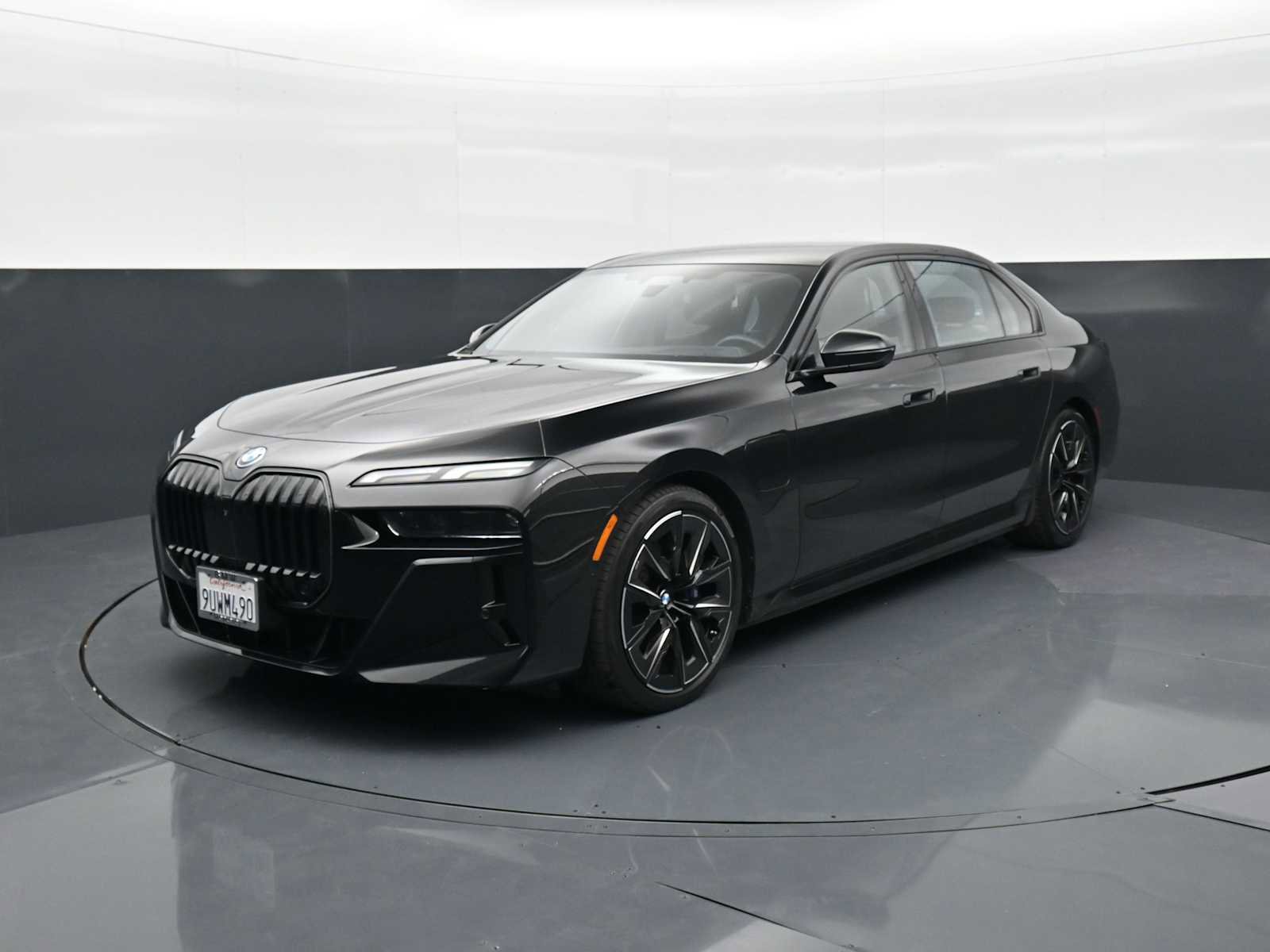 Used 2025 BMW 750e xDrive image 1