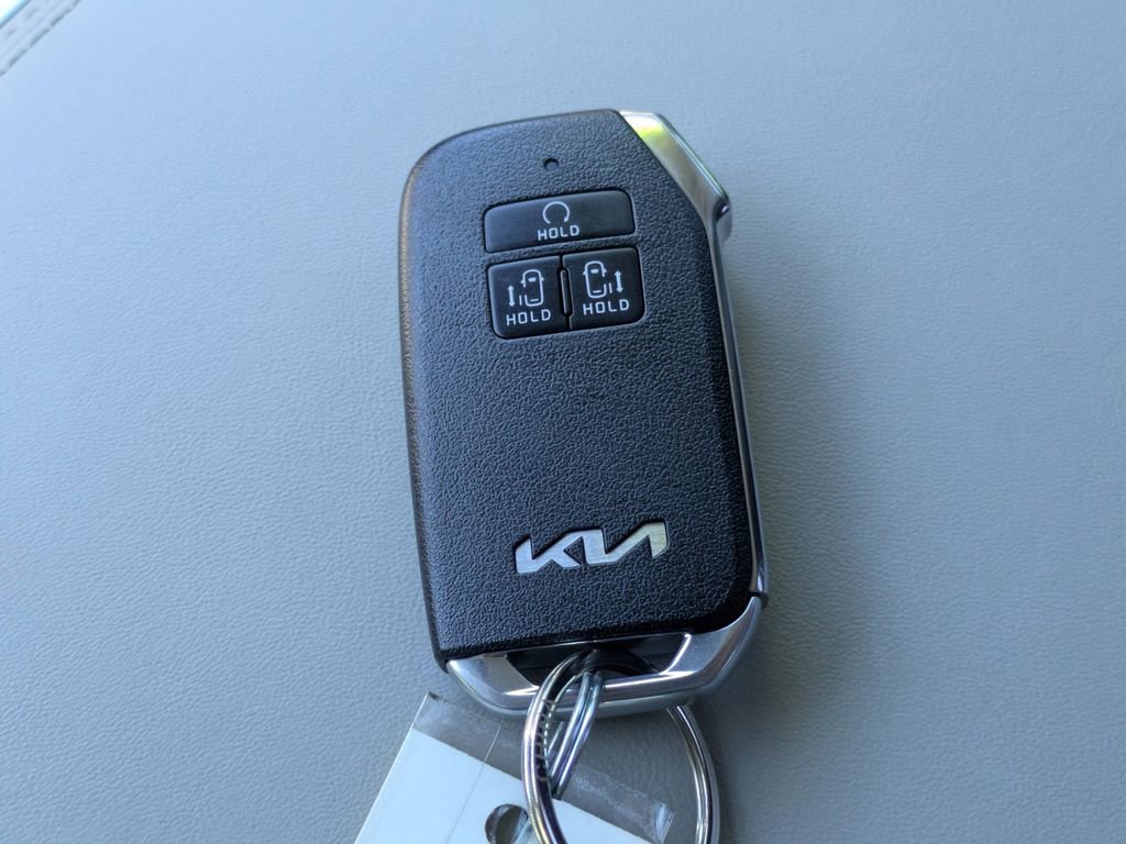 Used 2024 Kia Carnival LX FWD image 29