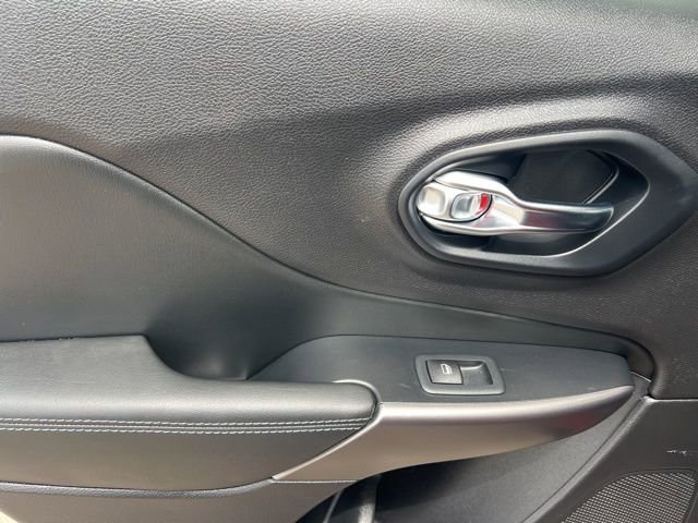 Used 2020 Jeep Cherokee Latitude Plus w/ Comfort/Convenience Group image 27