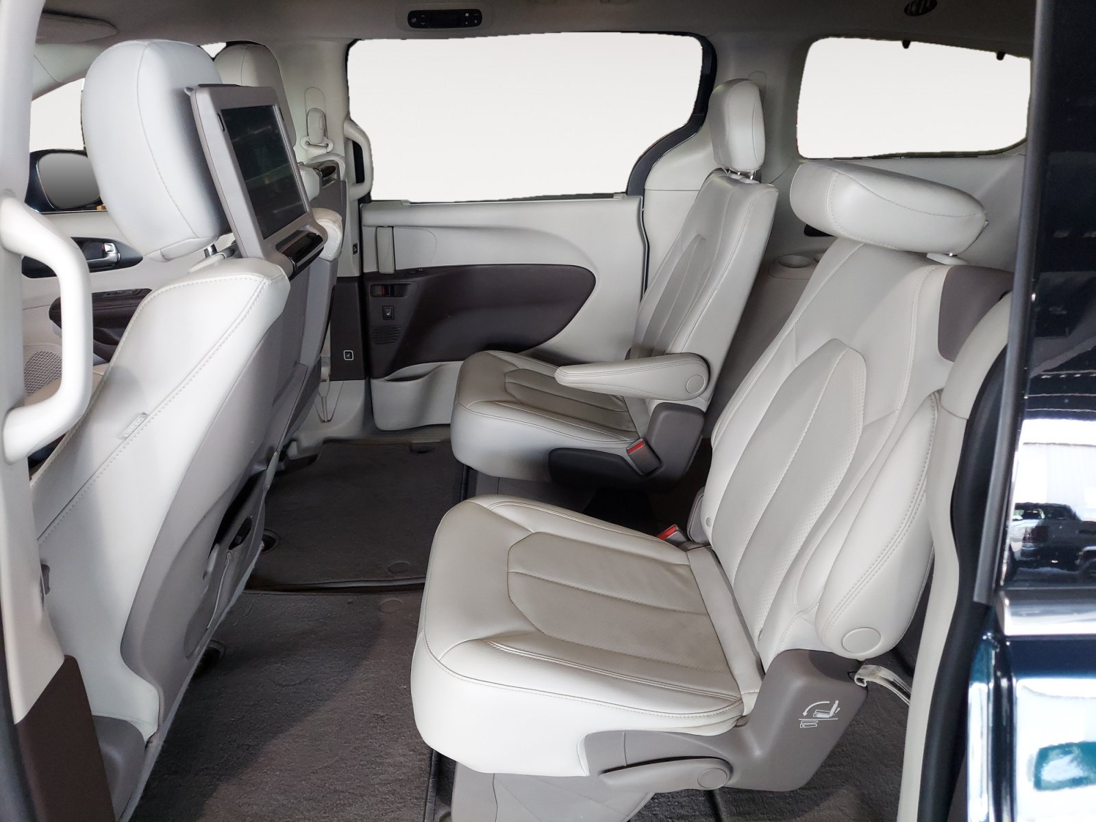 Used 2021 Chrysler Pacifica Touring-L w/ Uconnect Theater Family Group FWD image 24