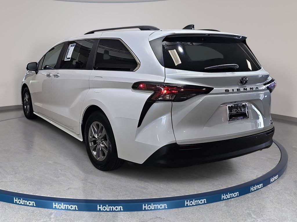 Used 2024 Toyota Sienna XLE FWD image 8