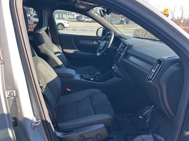 Certified 2025 Volvo XC40 B5 Plus AWD/4WD image 14