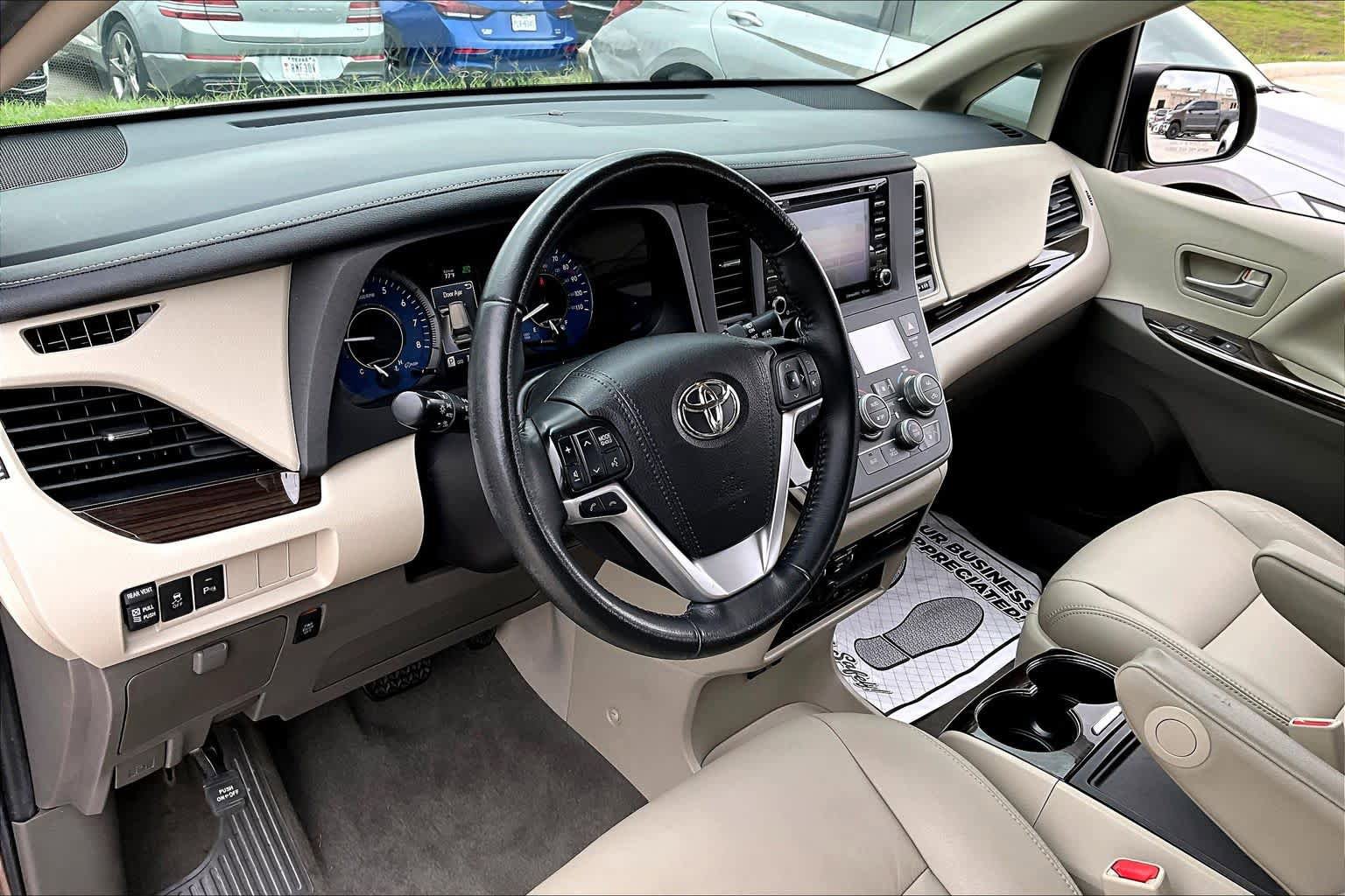 Used 2020 Toyota Sienna XLE Premium FWD image 17