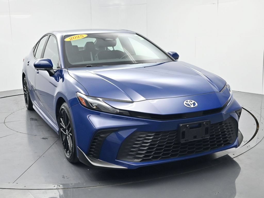 Used 2025 Toyota Camry SE FWD image 2