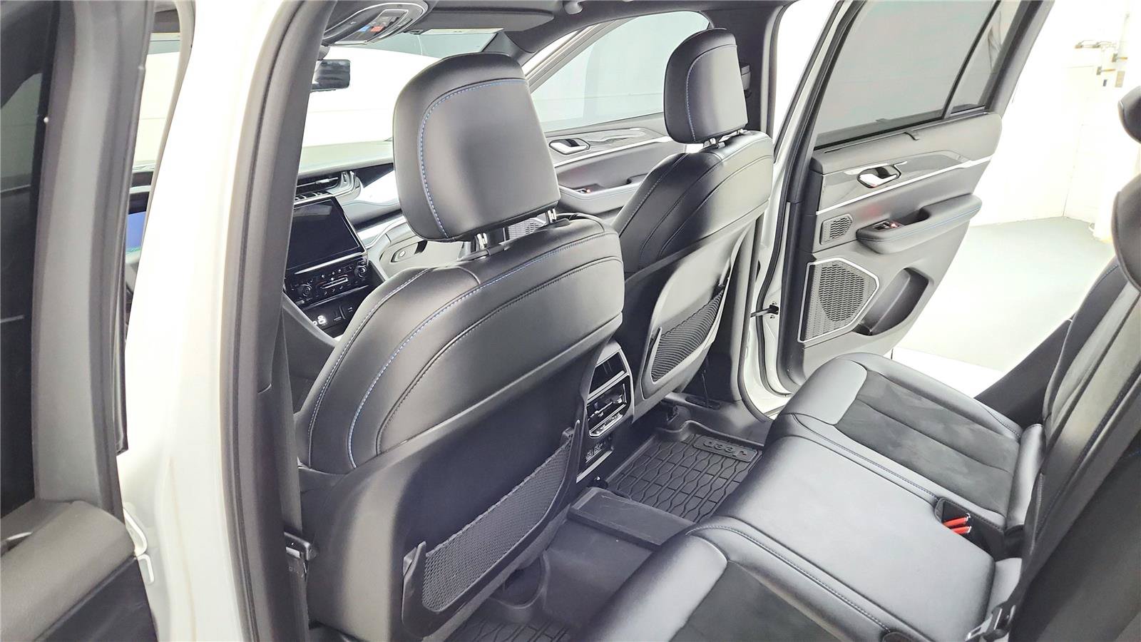 Used 2024 Jeep Grand Cherokee Trailhawk w/ Luxury Tech Group III AWD/4WD image 17