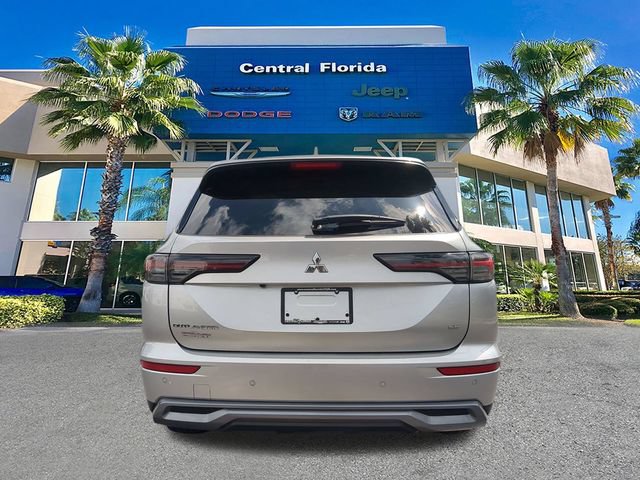 Used 2025 Mitsubishi Outlander SE FWD image 6