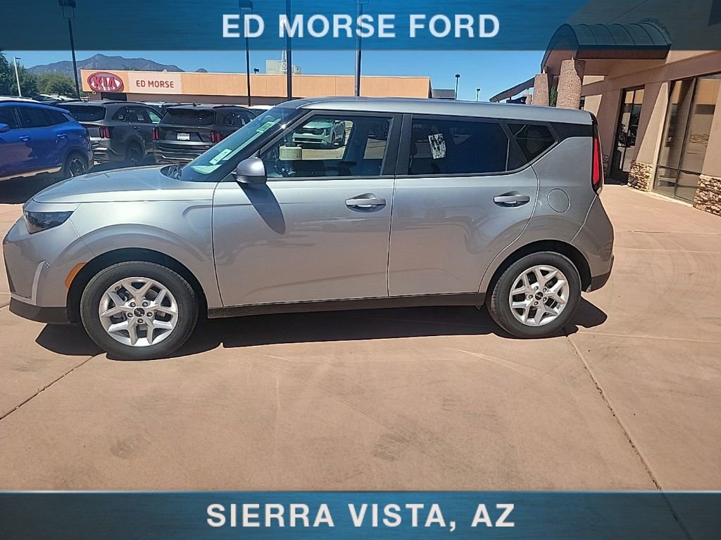 Used 2025 Kia Soul LX FWD image 3