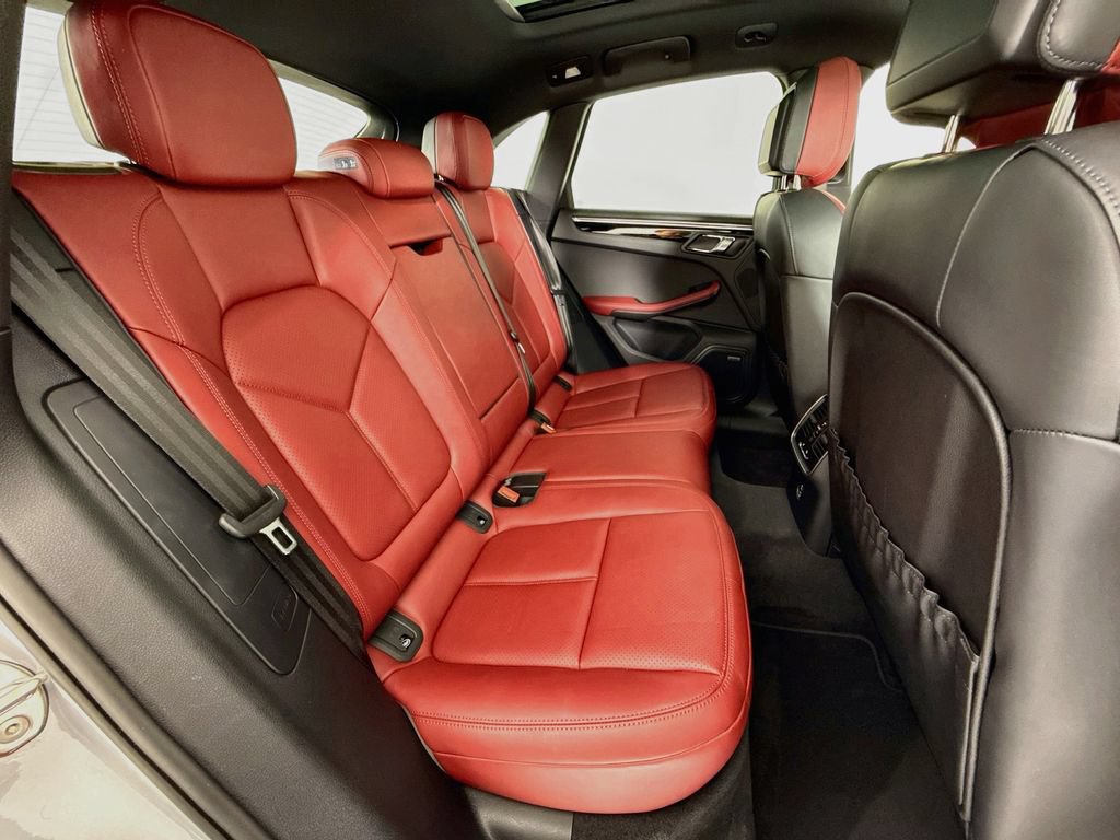 Certified 2025 Porsche Macan AWD/4WD image 29