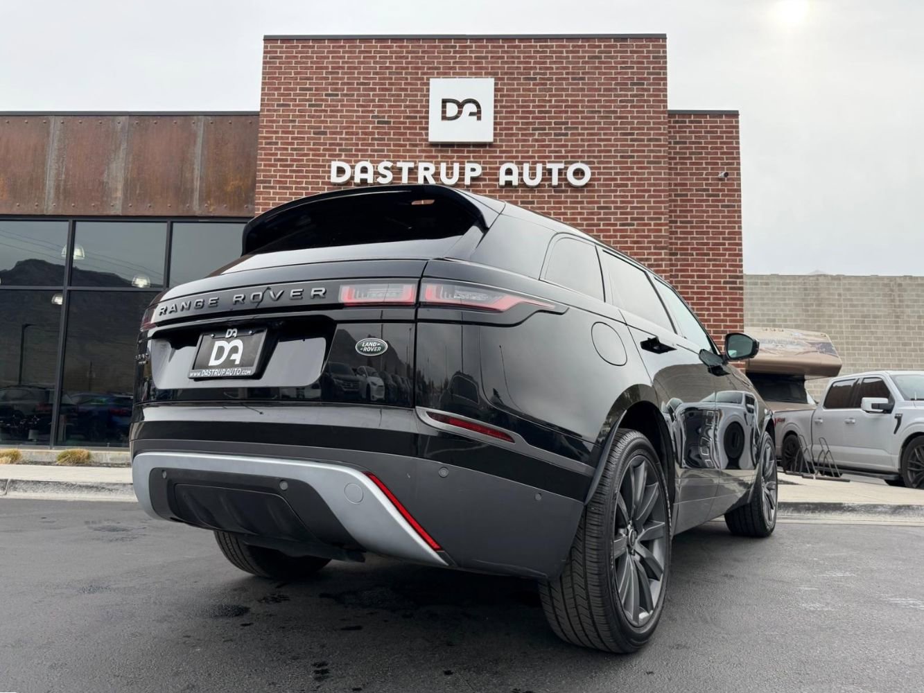 Used 2018 Land Rover Range Rover Velar R-Dynamic HSE image 6