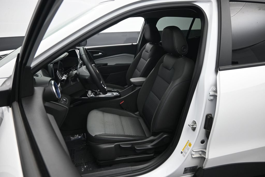 Used 2025 Chevrolet Trax LT w/ LT Convenience Package FWD image 23