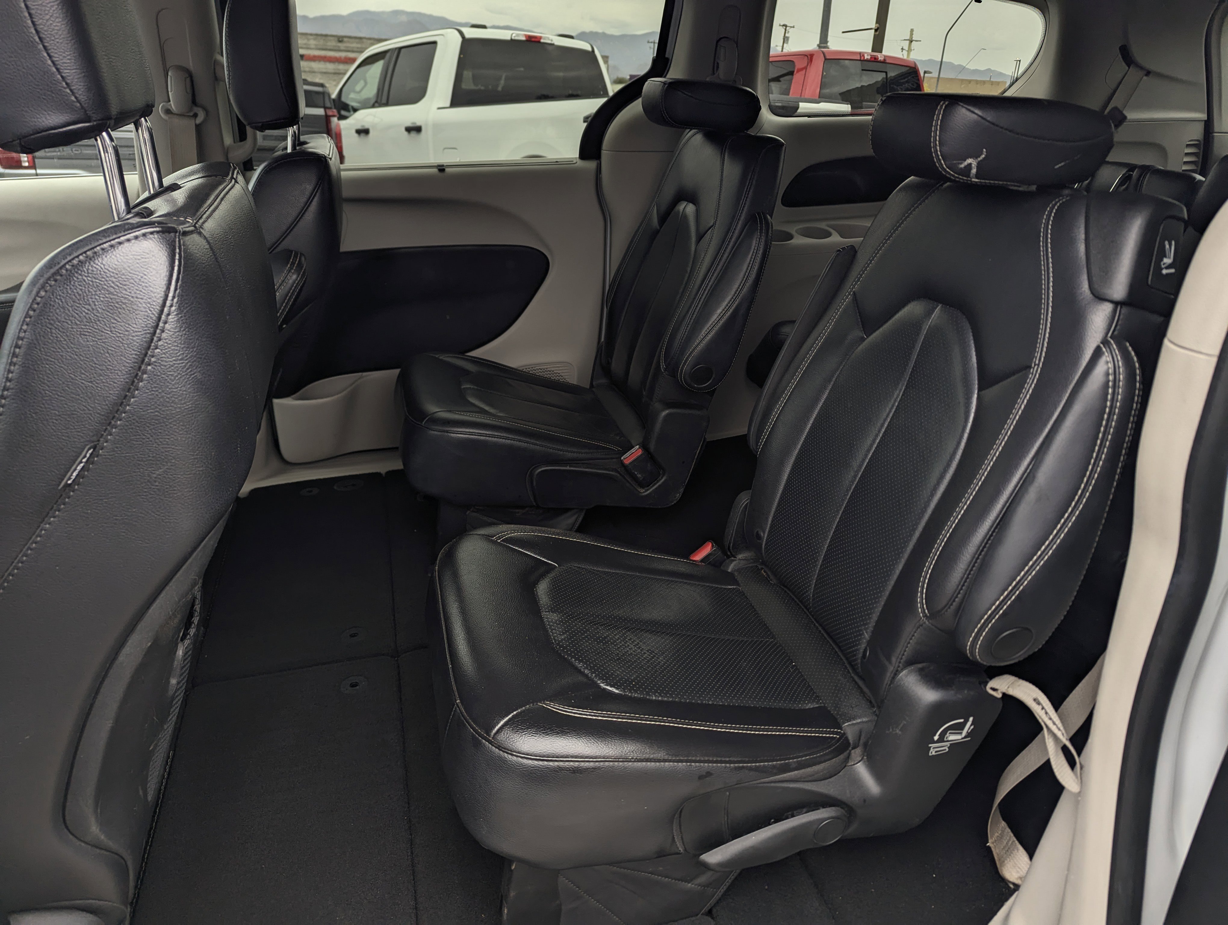 Used 2022 Chrysler Pacifica Touring-L image 7