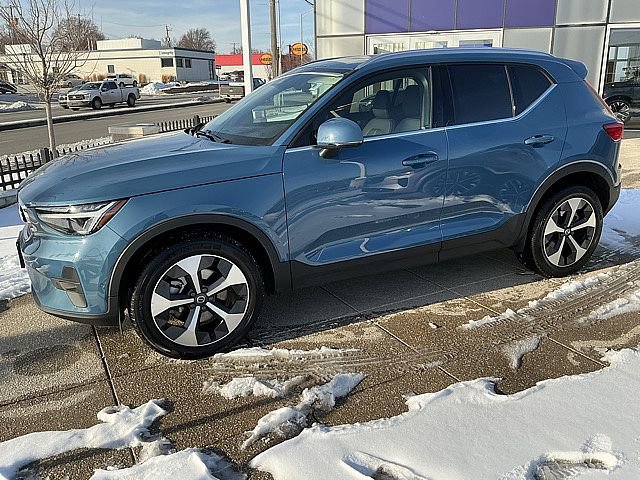 Used 2025 Volvo XC40 B5 Plus image 11