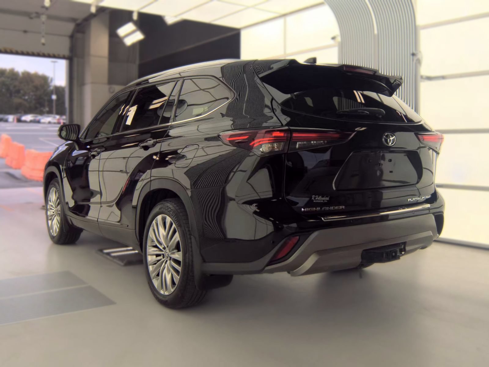 Used 2024 Toyota Highlander Platinum AWD/4WD image 6