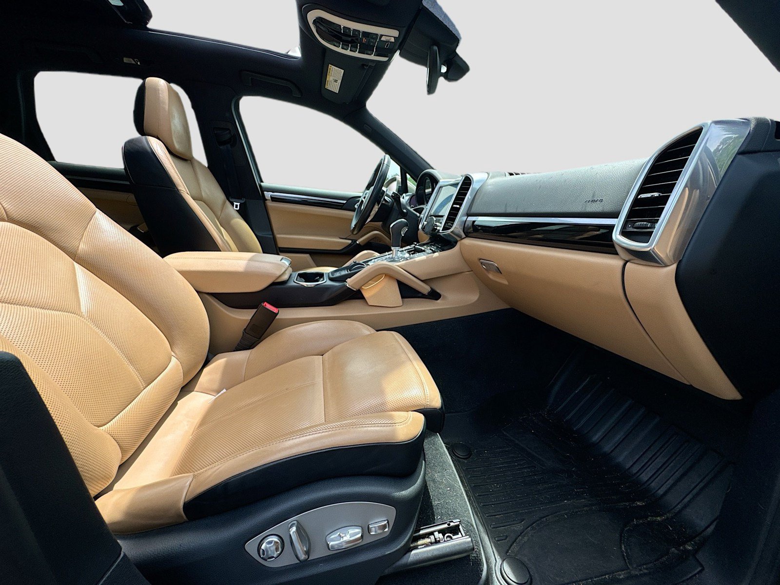 Used 2018 Porsche Cayenne S w/ Premium Package Plus AWD/4WD image 30