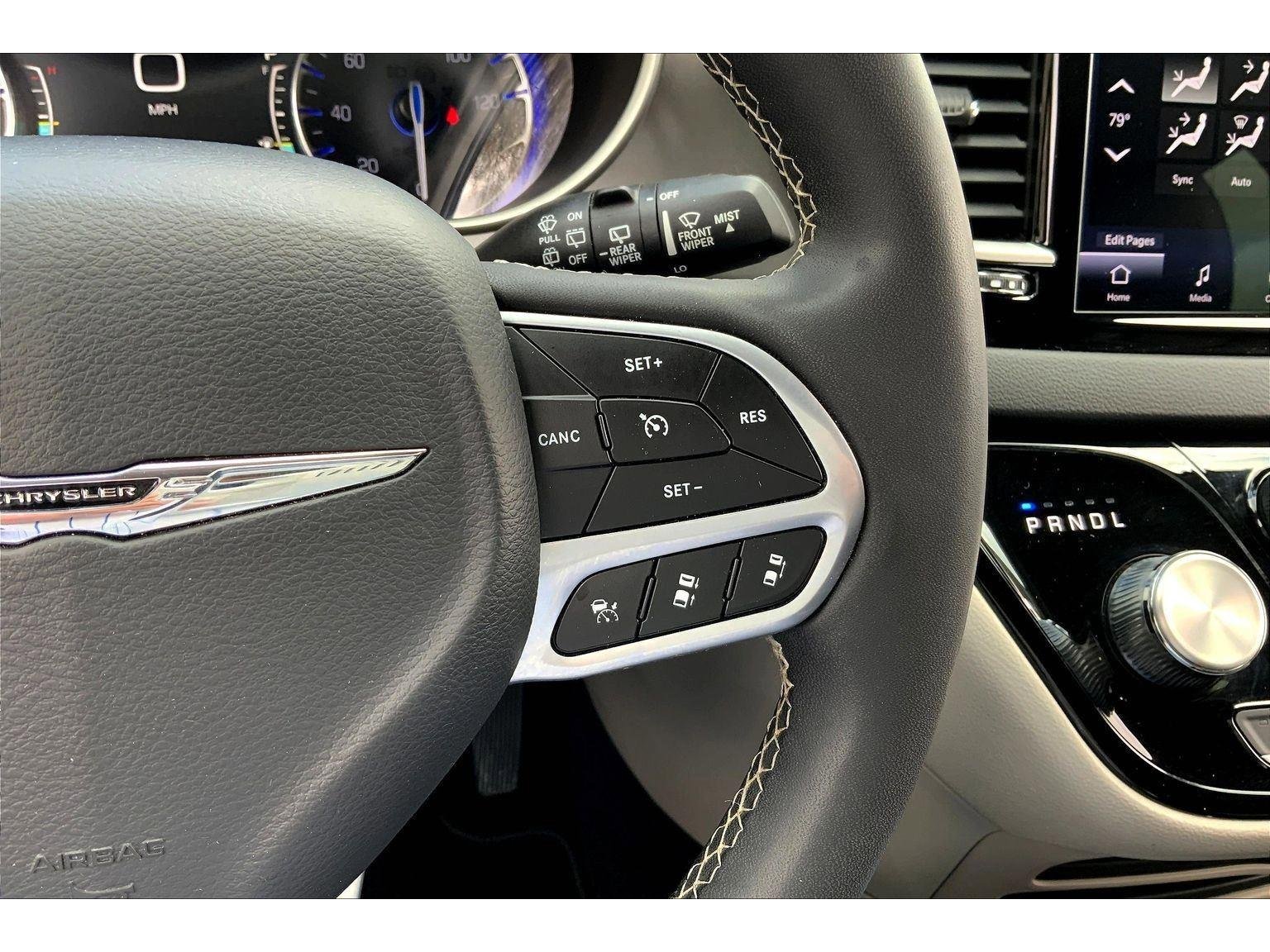 Used 2023 Chrysler Pacifica Touring-L image 18