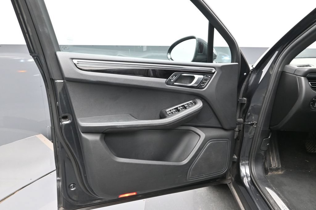 Certified 2021 Porsche Macan S AWD/4WD image 8
