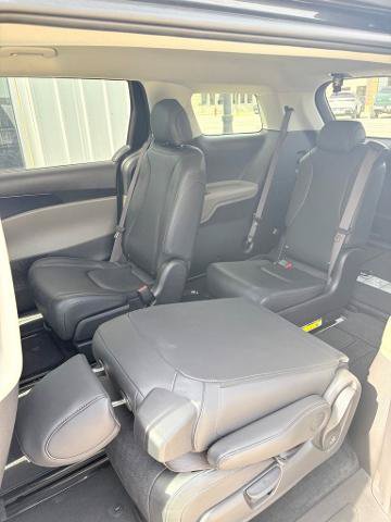 Used 2025 Kia Carnival FWD image 12