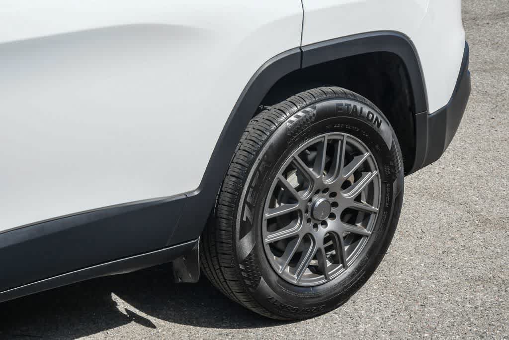 Used 2016 Jeep Cherokee Latitude w/ Comfort/Convenience Group FWD image 11