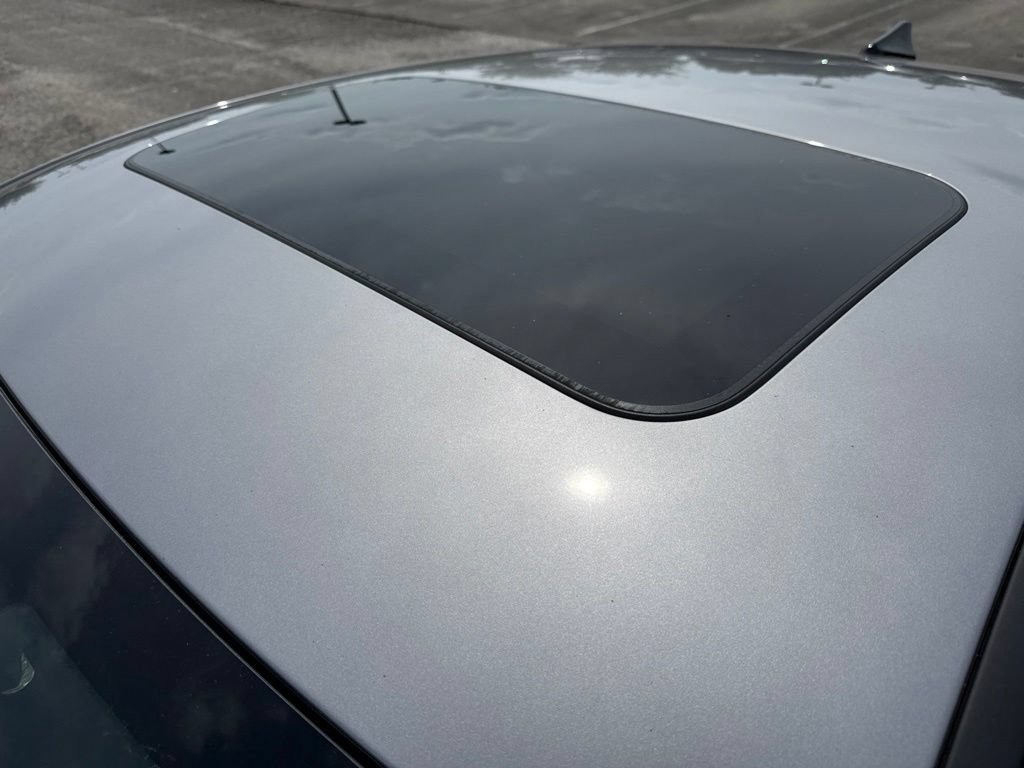 Used 2025 Hyundai Elantra Limited FWD image 2