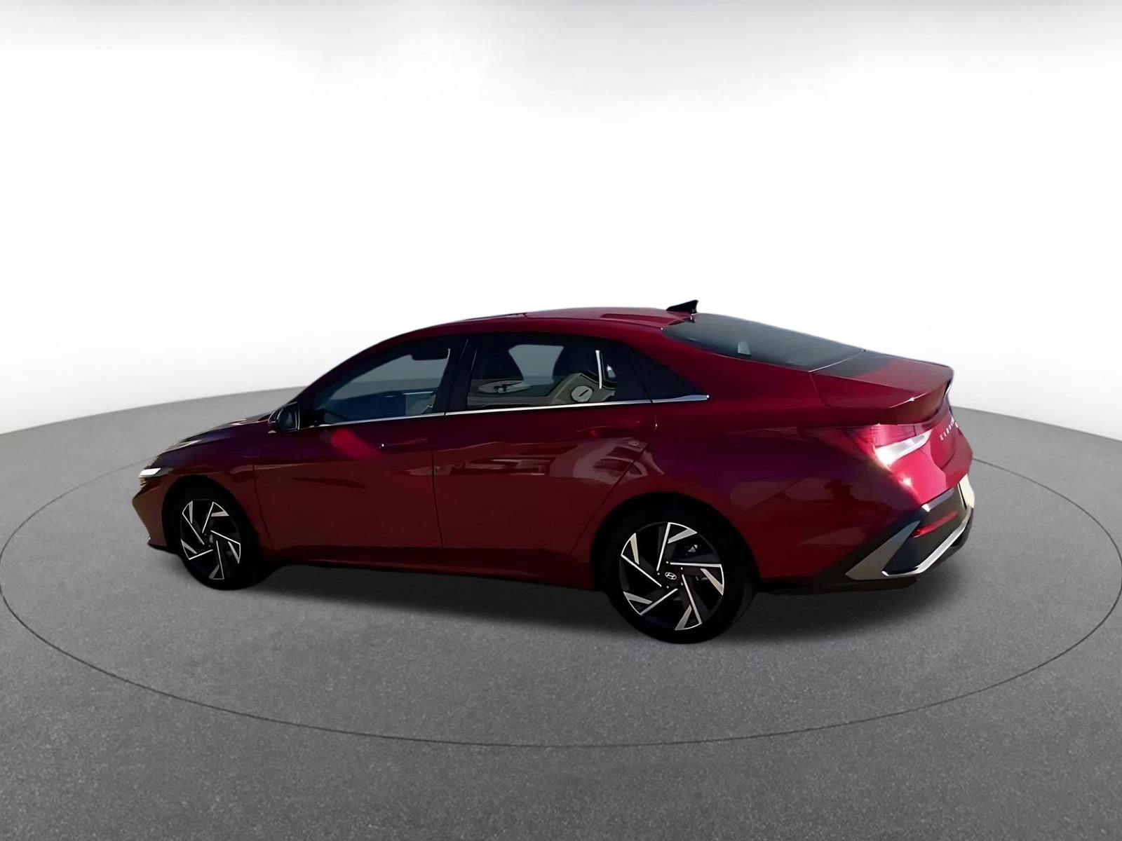 Used 2025 Hyundai Elantra Limited image 8