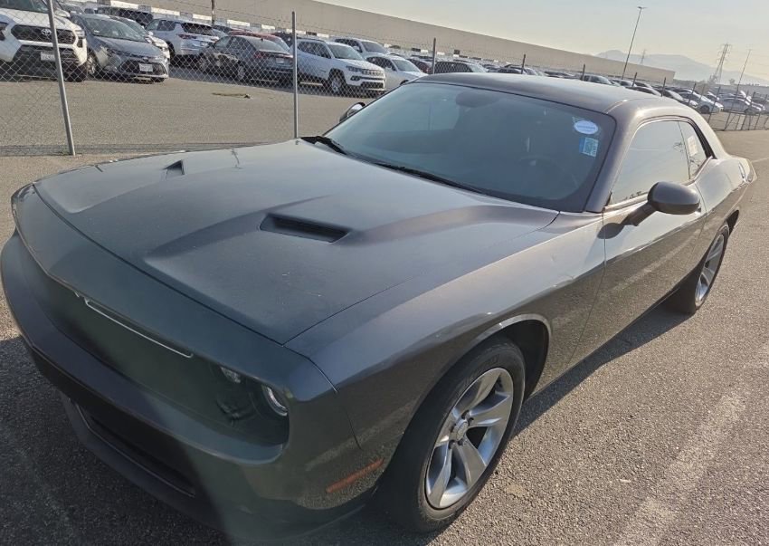 Used 2017 Dodge Challenger SXT RWD image 1