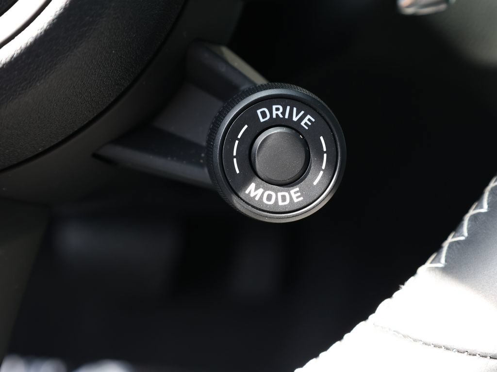Used 2025 Porsche Macan Turbo AWD/4WD image 36