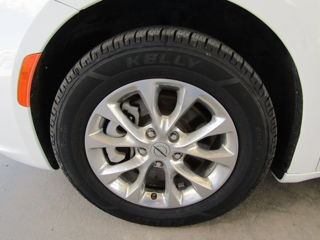 Used 2022 Chrysler Pacifica Touring-L image 29