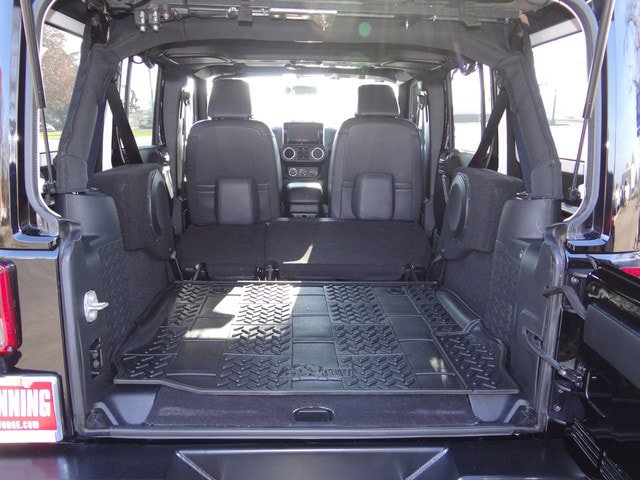 Used 2015 Jeep Wrangler Unlimited Rubicon w/ Connectivity Group AWD/4WD image 31