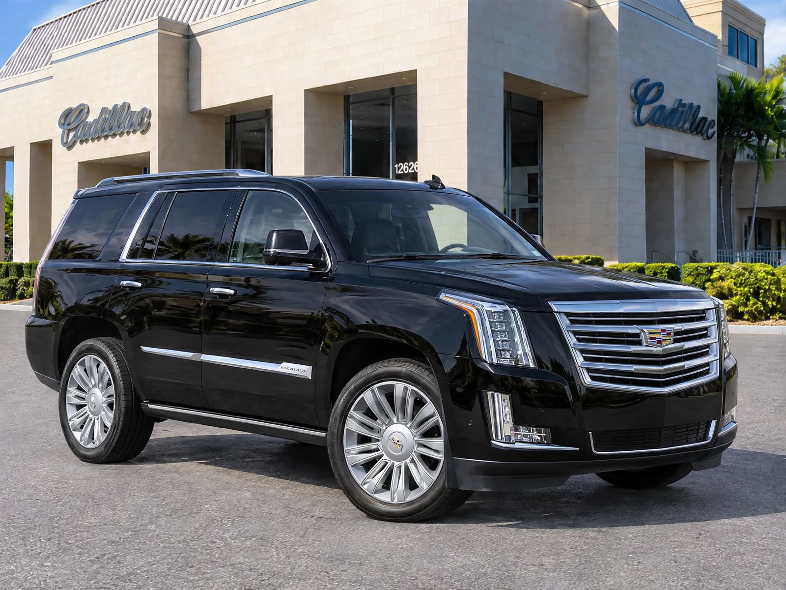 Used 2018 Cadillac Escalade Platinum AWD/4WD image 2