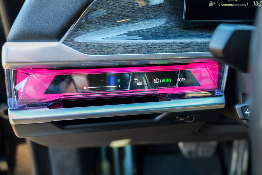 Used 2023 BMW 740i w/ Parking Assistance Package image 61