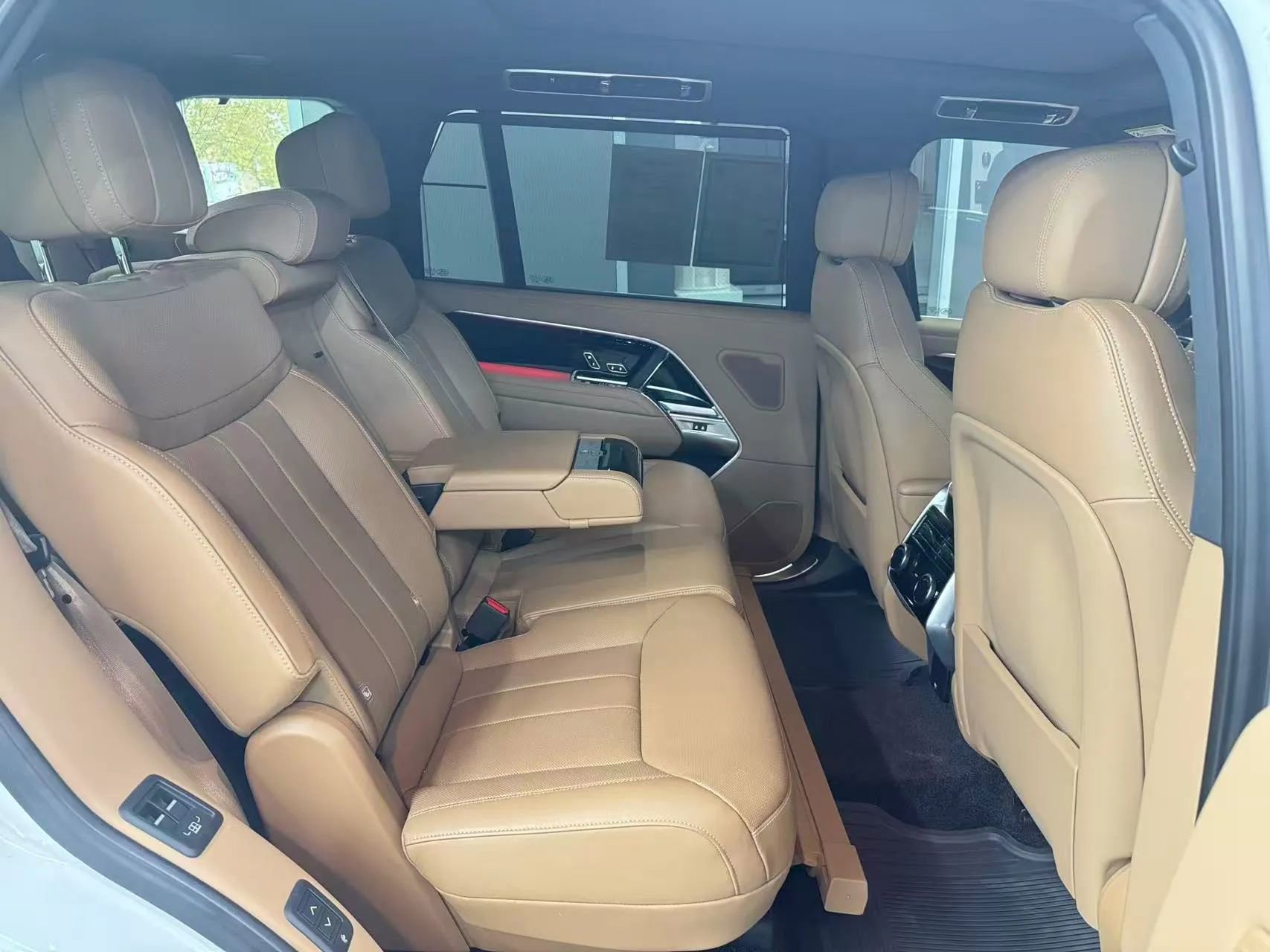 Used 2025 Land Rover Range Rover Long Wheelbase SE image 15