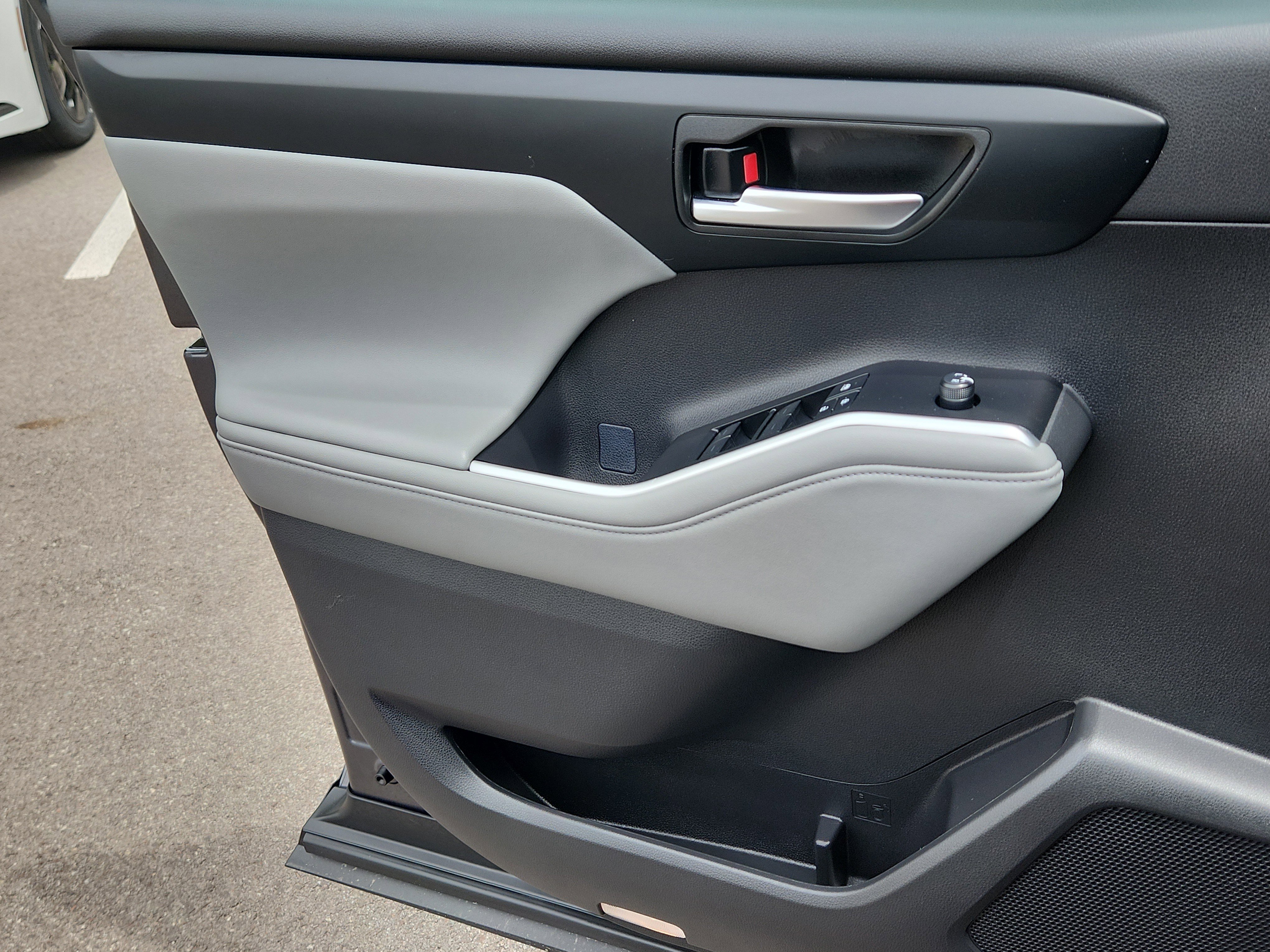 Certified 2025 Toyota Highlander XLE AWD/4WD image 6