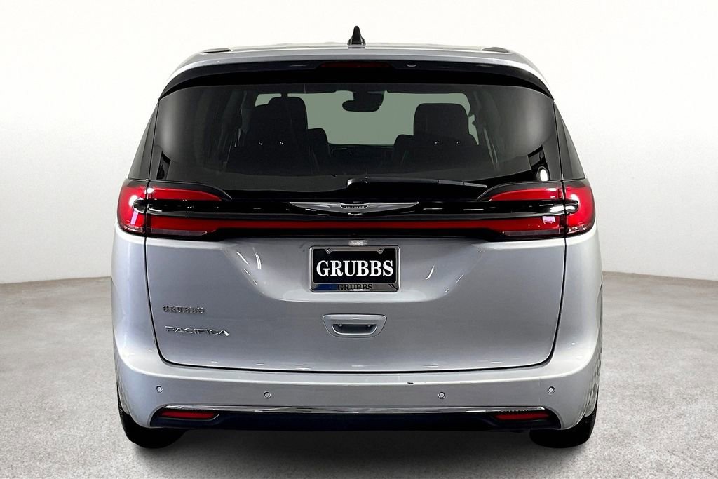 Used 2024 Chrysler Pacifica Touring-L image 6