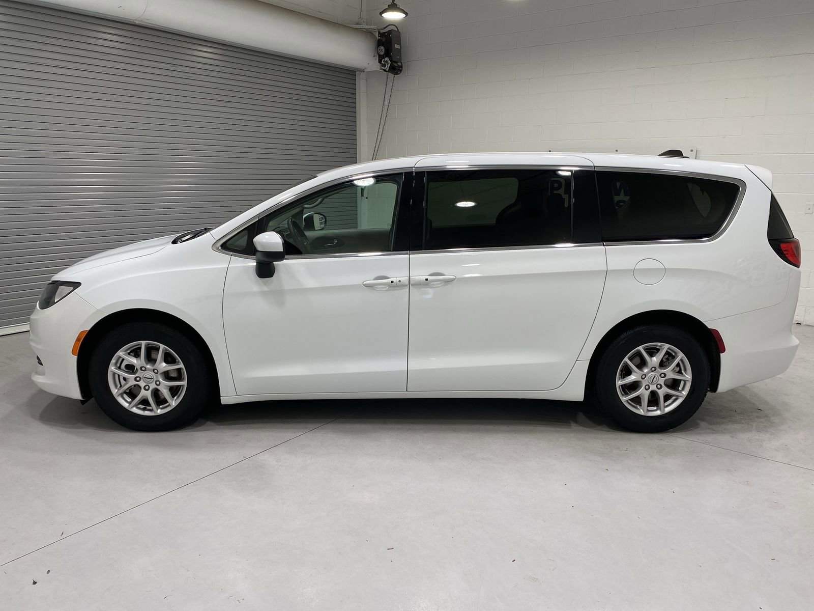 Used 2023 Chrysler Voyager LX FWD image 5