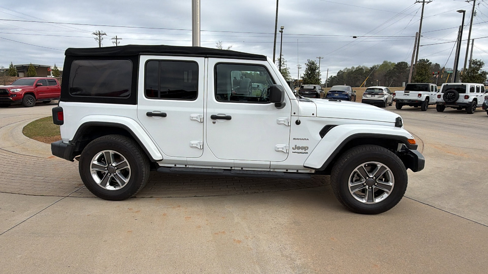 Used 2018 Jeep Wrangler Unlimited Sahara AWD/4WD image 7