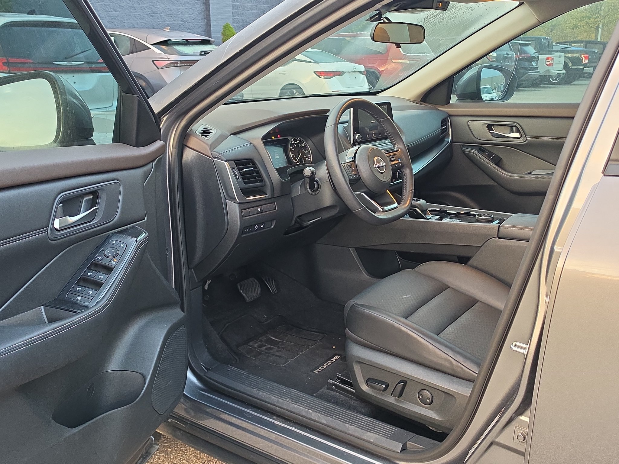 Used 2023 Nissan Rogue SV w/ SV Premium B Package AWD/4WD image 9
