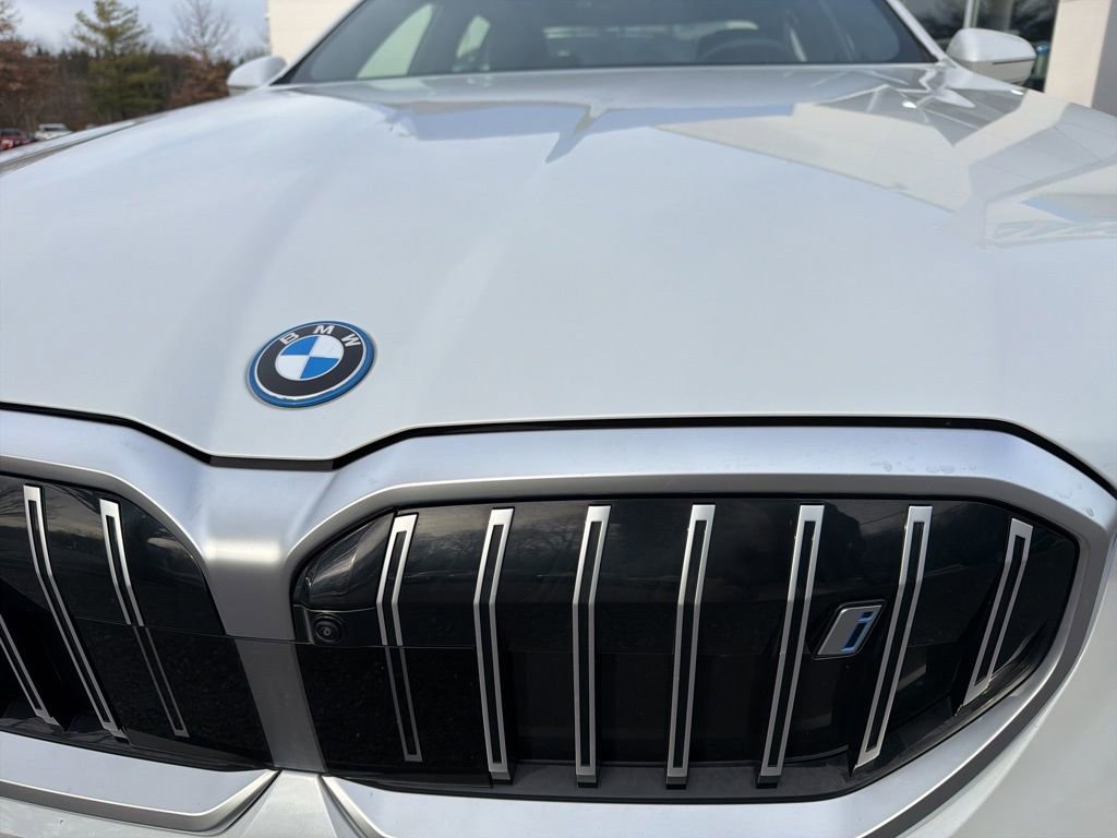 Used 2025 BMW i5 xDrive40 w/ Premium Package image 3