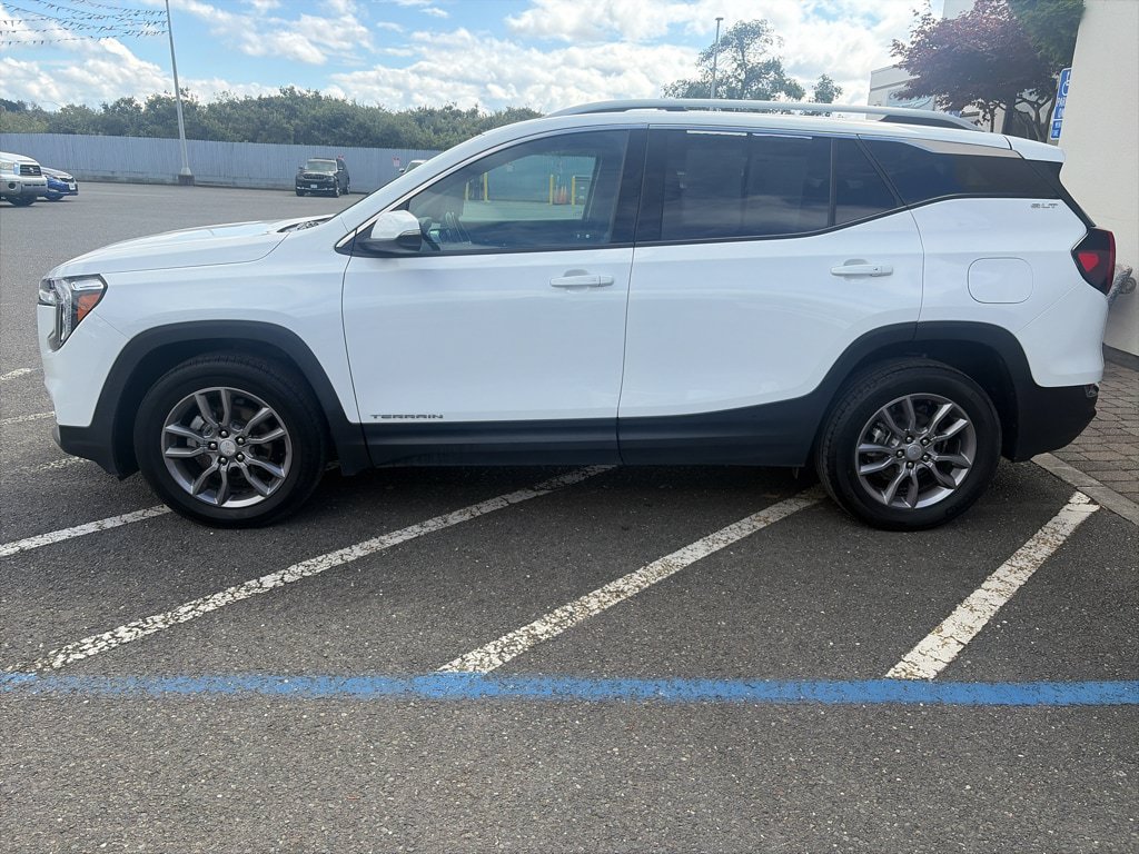 Used 2023 GMC Terrain SLT AWD/4WD image 3