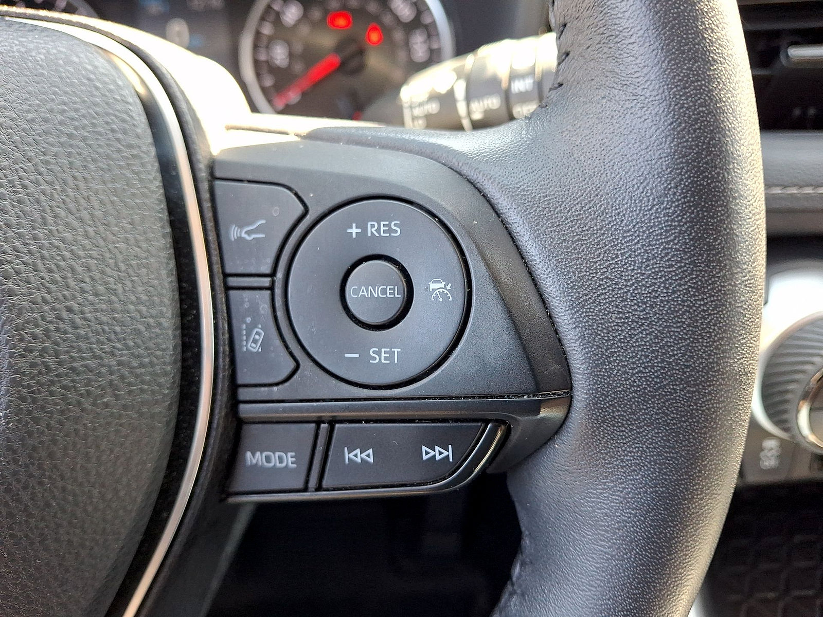 Used 2022 Toyota RAV4 XLE w/ Convenience Package FWD image 18