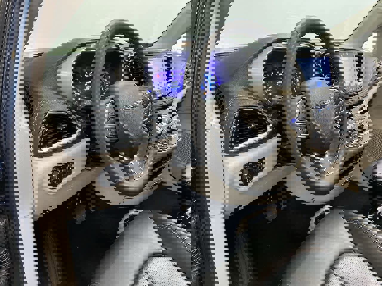 Used 2023 Chrysler Pacifica Touring-L image 2