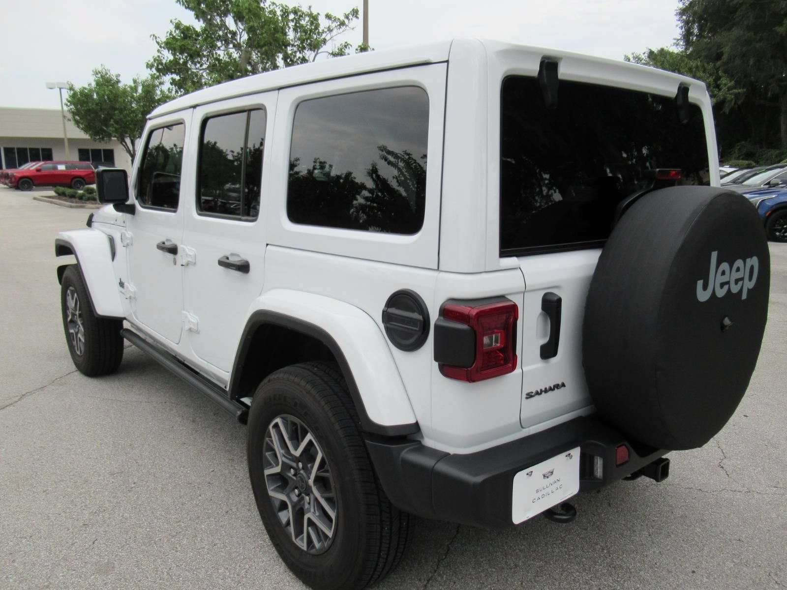 Used 2025 Jeep Wrangler Unlimited Sahara w/ Technology Group AWD/4WD image 6
