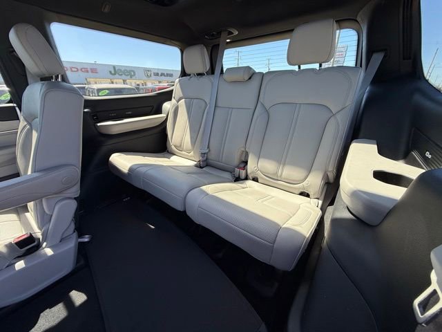 Used 2025 Jeep Wagoneer Series III w/ Premium Group I AWD/4WD image 11