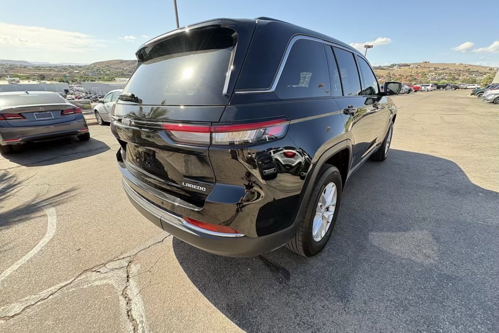 Used 2025 Jeep Grand Cherokee Laredo X w/ Luxury Tech Group I AWD/4WD image 5