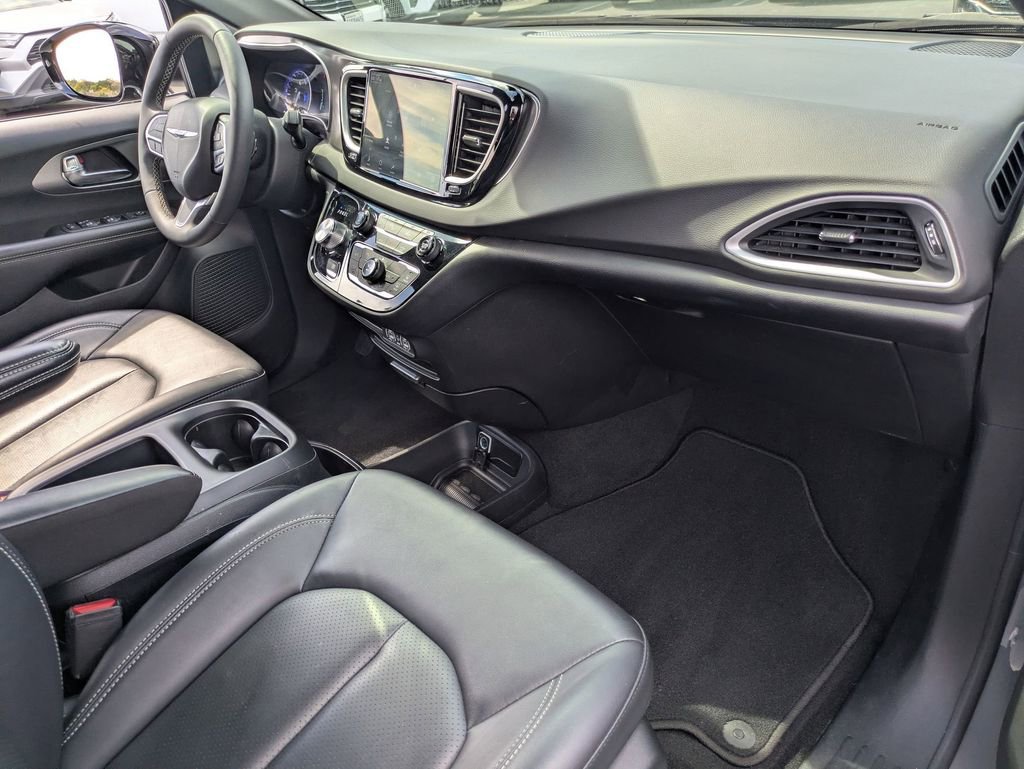Used 2025 Chrysler Pacifica Select image 29